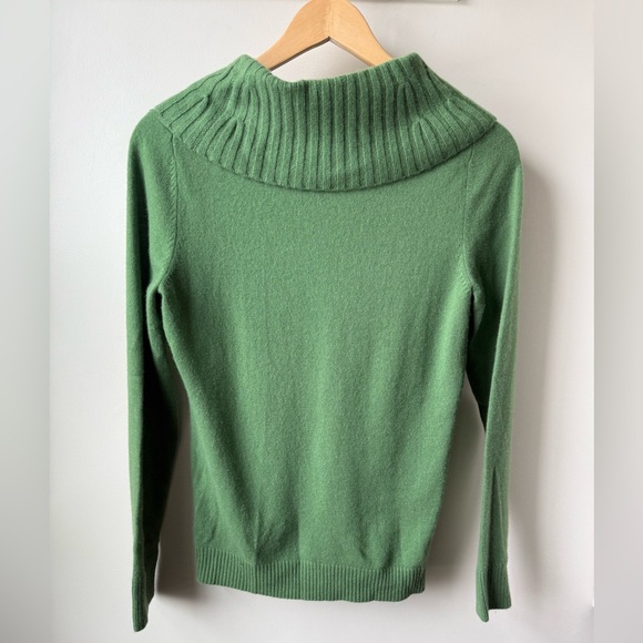 ANN TAYLOR 100% Cashmere Sweater Green Shawl Neck Old Money Quiet Luxury Soft M - Picture 2 of 4